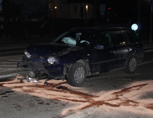 Uszkodzony VW Golf na miejscu zdarzenia.