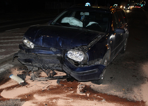 Uszkodzony VW Golf na miejscu zdarzenia.