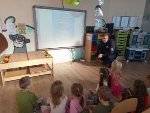 Policyjni profilaktycy i dzieci podczas pogadanki.