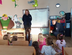 Policyjni profilaktycy i dzieci podczas pogadanki.