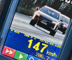 auto podczas kontroli prędkości