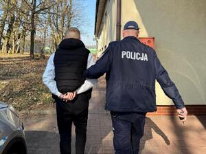 POLICJANT PROWADZI ZATRZYMANEGO