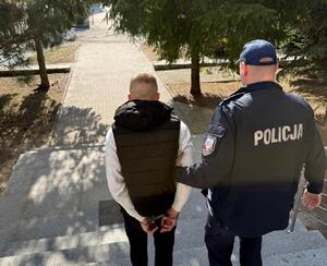 POLICJANT PROWADZI ZATRZYMANEGO