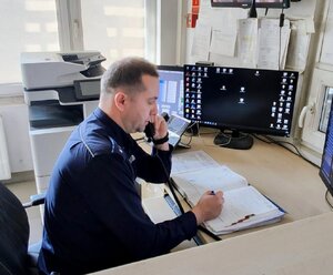 dyżurny na stanowisku dowodzenia w komisariacie