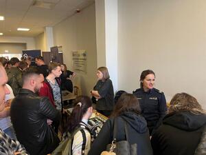 Przedstawicielki Komendy Miejskiej Policji w Bydgoszczy oraz uczniowie i studenci przy stoisku policyjnym.