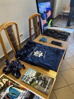 Przedstawicielki Komendy Miejskiej Policji w Bydgoszczy oraz uczniowie i studenci przy stoisku policyjnym.