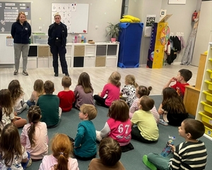 Policyjni profilaktycy i dzieci podczas zajęć.
