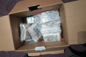 Zatrzymany mężczyzna oraz zabezpieczone narkotyki.