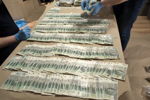 Zatrzymany mężczyzna oraz zabezpieczone narkotyki.