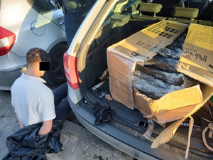 Zatrzymany mężczyzna oraz zabezpieczone narkotyki.