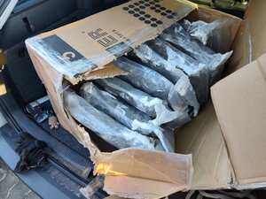 Zatrzymany mężczyzna oraz zabezpieczone narkotyki.