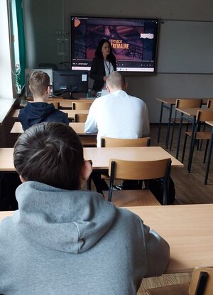 policyjni profilaktycy i uczniowie podczas zajęć w klasie