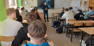 policyjni profilaktycy i uczniowie podczas zajęć w klasie