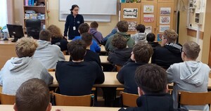 policyjni profilaktycy i uczniowie podczas zajęć w klasie