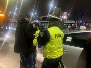 policjanci podczas kontroli pojazdów