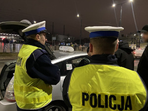 policjanci podczas kontroli pojazdów