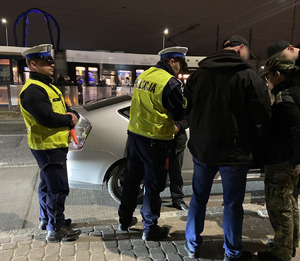 policjanci podczas kontroli pojazdów