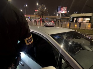 policjanci podczas kontroli pojazdów