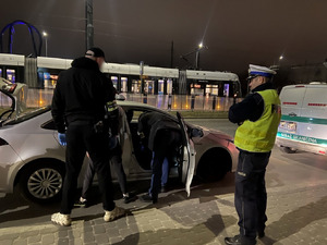 policjanci podczas kontroli pojazdów