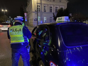 policjanci podczas kontroli pojazdów