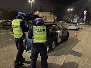 policjanci podczas kontroli pojazdów