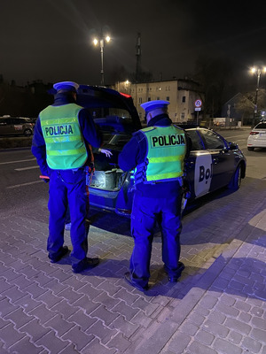 policjanci podczas kontroli pojazdów
