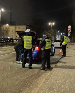 policjanci podczas kontroli pojazdów
