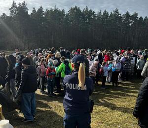 Policjantka i duża grupa dzieci i młodzieży na terenie Myślęcinka.