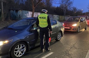 policjanci przeprowadzający kontrole drogową