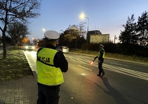 policjanci przeprowadzający kontrole drogową