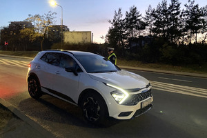 policjanci przeprowadzający kontrole drogową