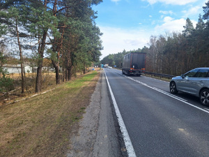 miejsce zdarzenia, w tle policyjny radiowóz