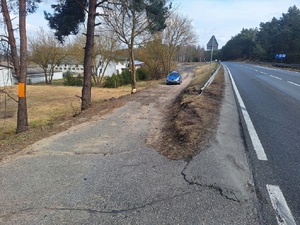 miejsce zdarzenia, w tle policyjny radiowóz