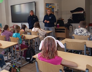 Policyjni profilaktycy i dzieci podczas zajęć.