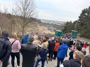 policjanci zabezpieczający misterium męki pańskiej