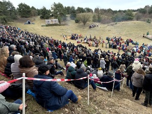 policjanci zabezpieczający misterium męki pańskiej