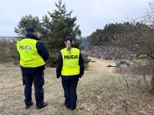 policjanci zabezpieczający misterium męki pańskiej