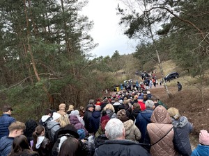 policjanci zabezpieczający misterium męki pańskiej