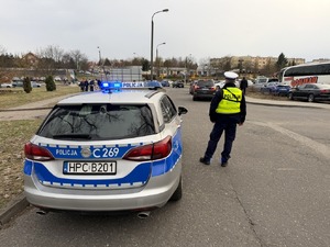 policjanci zabezpieczający misterium męki pańskiej