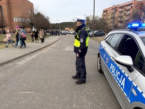 policjanci zabezpieczający misterium męki pańskiej