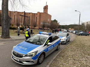policjanci zabezpieczający misterium męki pańskiej