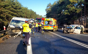 zdjęcia przedstawiające pojazdy po zdarzeniu drogowym i służby ratunkowe pracujące na miejscu.