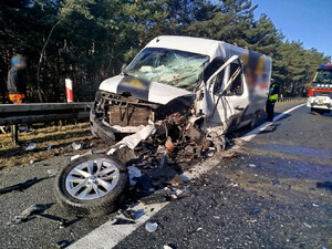 zdjęcia przedstawiające pojazdy po zdarzeniu drogowym i służby ratunkowe pracujące na miejscu.