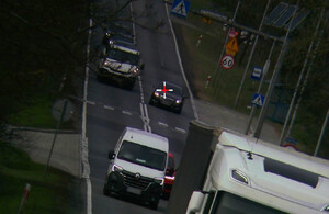 zdjęcie  z urządzenia pomiarowego TruCAM ukazujące popełnione wykroczenie wyprzedzania na przejściu dla pieszych