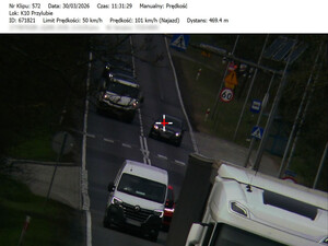 zdjęcie ukazujące popełnienie wykroczenia wyprzedzania na przejściu dla pieszych