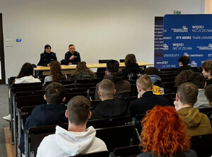 policjanci podczas wykładu dla studentów