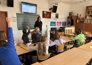 Policyjna profilaktyk oraz uczniowie podczas zajęć.