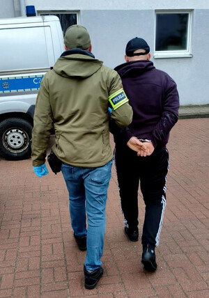 zdjęcia ukazujące wagę z środkami narkotycznymi i policjanta prowadzącego zatrzymanego