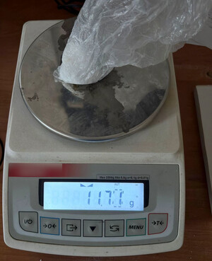 zdjęcia ukazujące wagę z środkami narkotycznymi i policjanta prowadzącego zatrzymanego