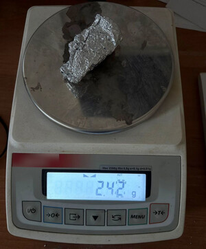 zdjęcia ukazujące wagę z środkami narkotycznymi i policjanta prowadzącego zatrzymanego